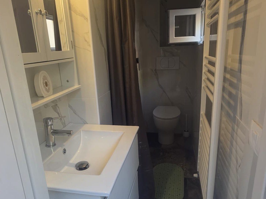 Bagno rifatto: mobile lavabo sospeso, rivestimento effetto marmo, termoarredo