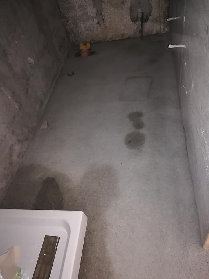 Bagno al grezzo, con gli scarichi a vista