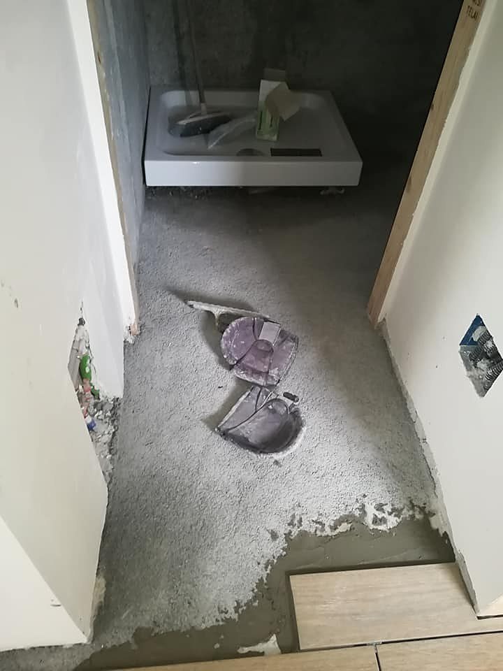 Lo stesso bagno con il massetto fresco
