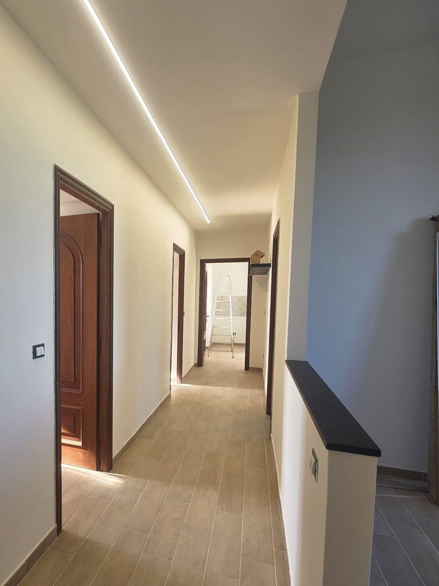 Lo stesso corridoio finito, con la striscia LED nel soffitto