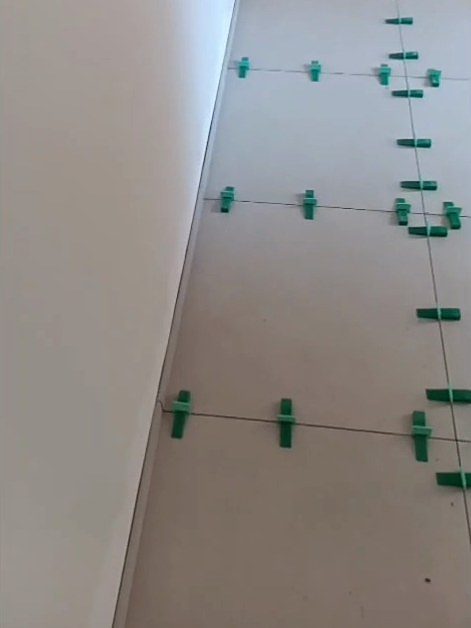 Lastre grandi in posa con i livellatori verdi
