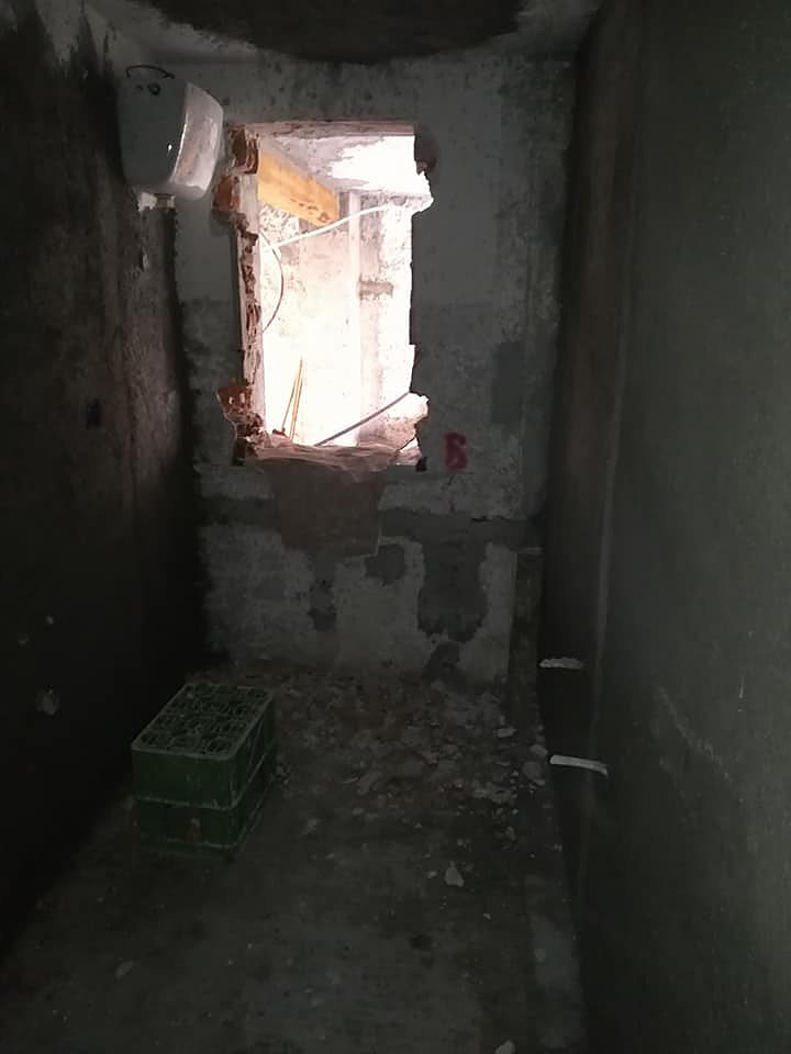 Stanzino prima dei lavori, con la finestra appena aperta nel muro